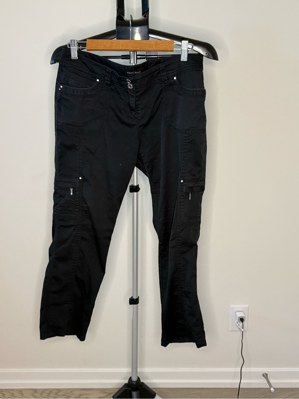 White House Black Market Black Cargo Pants – Size 4 - Picture 2 of 8